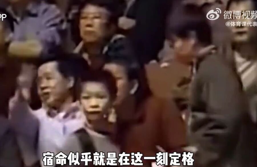萌翻！6岁樊振东看台观战19岁王皓夺冠，背着大大的书包双眼亮晶晶 