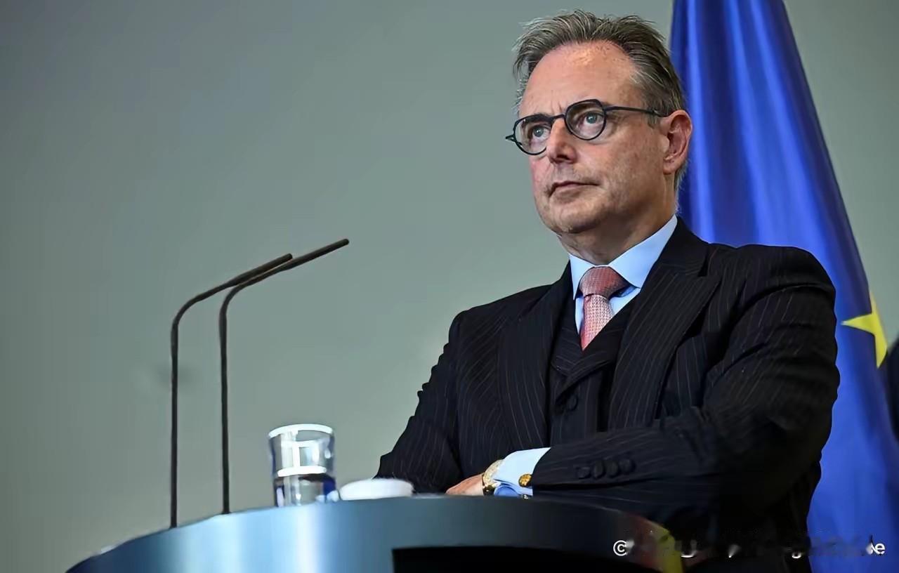 比利时首相德韦弗，大过年的跑出来丢人现眼，拿欧盟跟中国比“谁更想加入”？这简直是