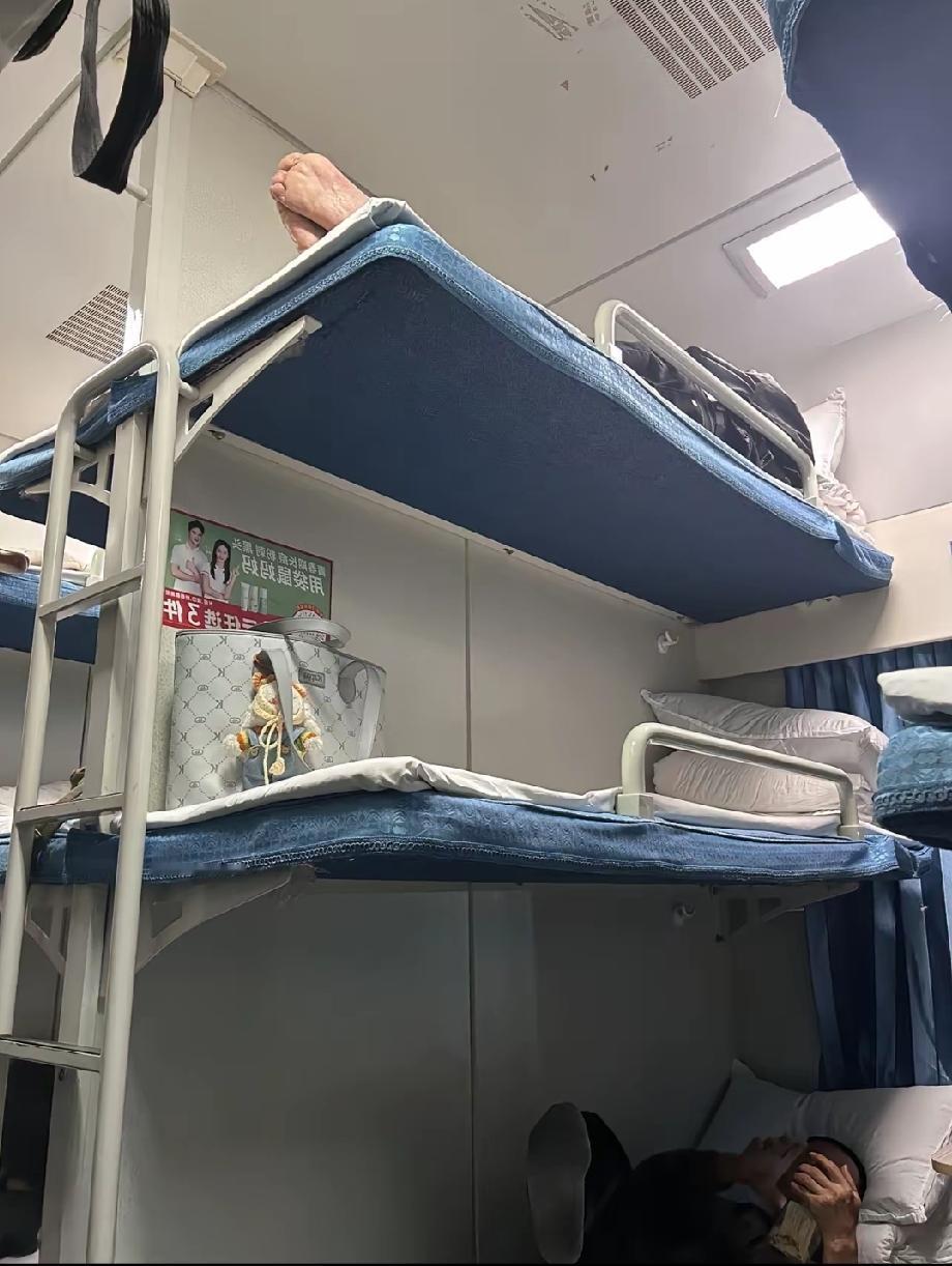 火车下铺被陌生光脚大叔霸占，还一脸不屑！姑娘果断维权，结局太暖心！
 
坐过火车