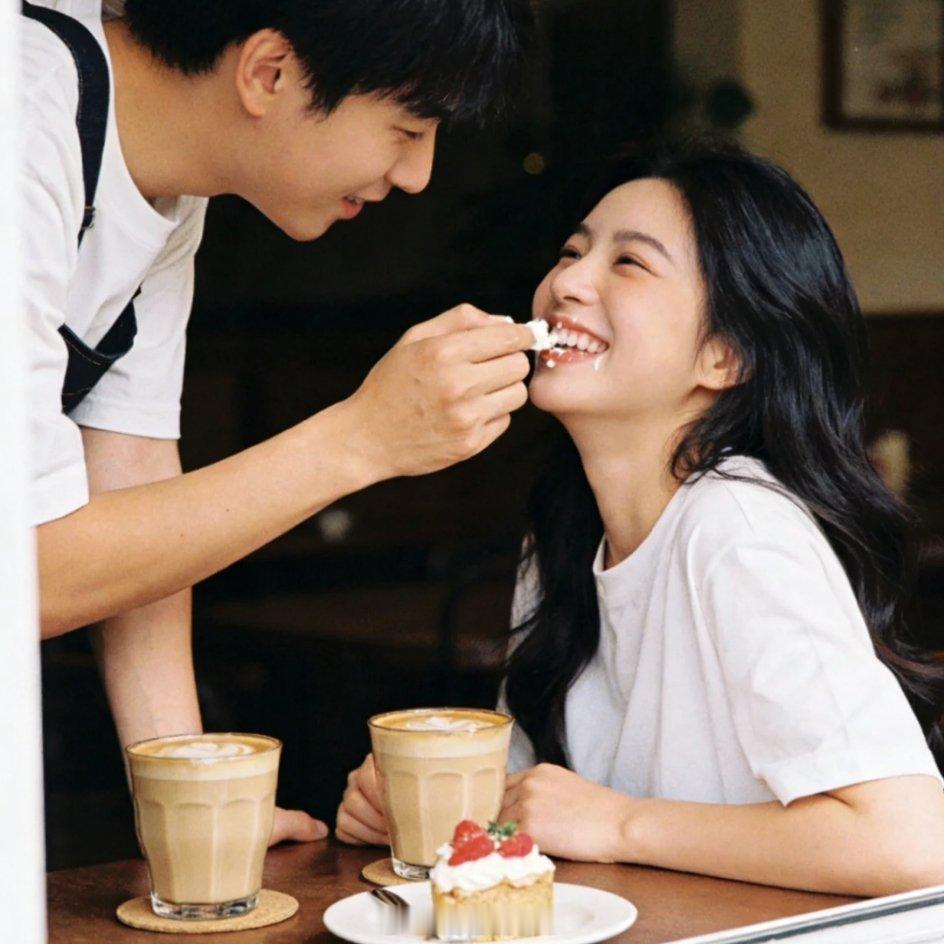 我的浪漫瞬间恋爱从不是只有轰轰烈烈的浪漫✨，更多是海边牵手的安心，和喂你吃蛋糕的