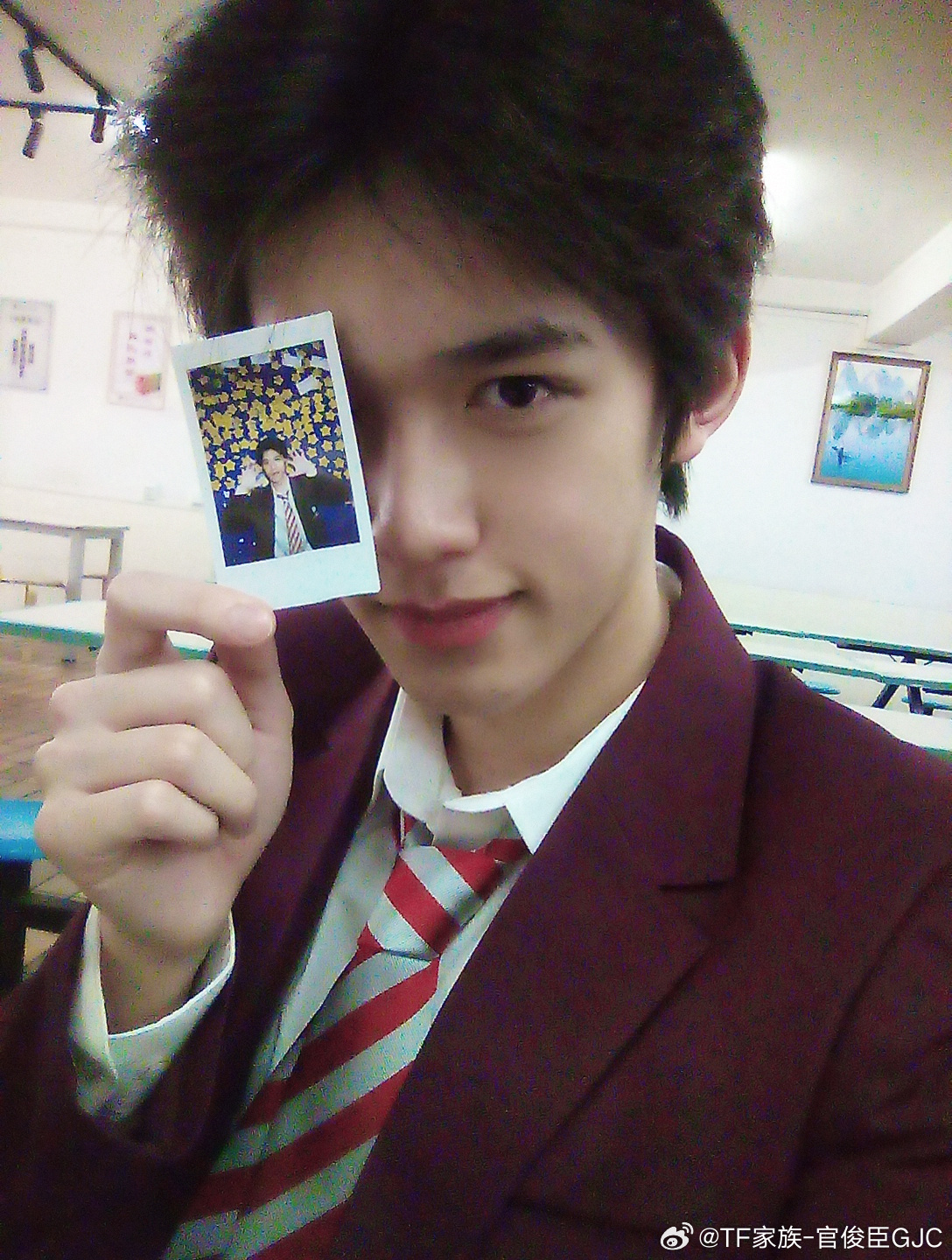 官俊臣成人礼plog官俊臣成人礼PLOG更新西装背头拍立得📸成人礼快乐！官俊臣