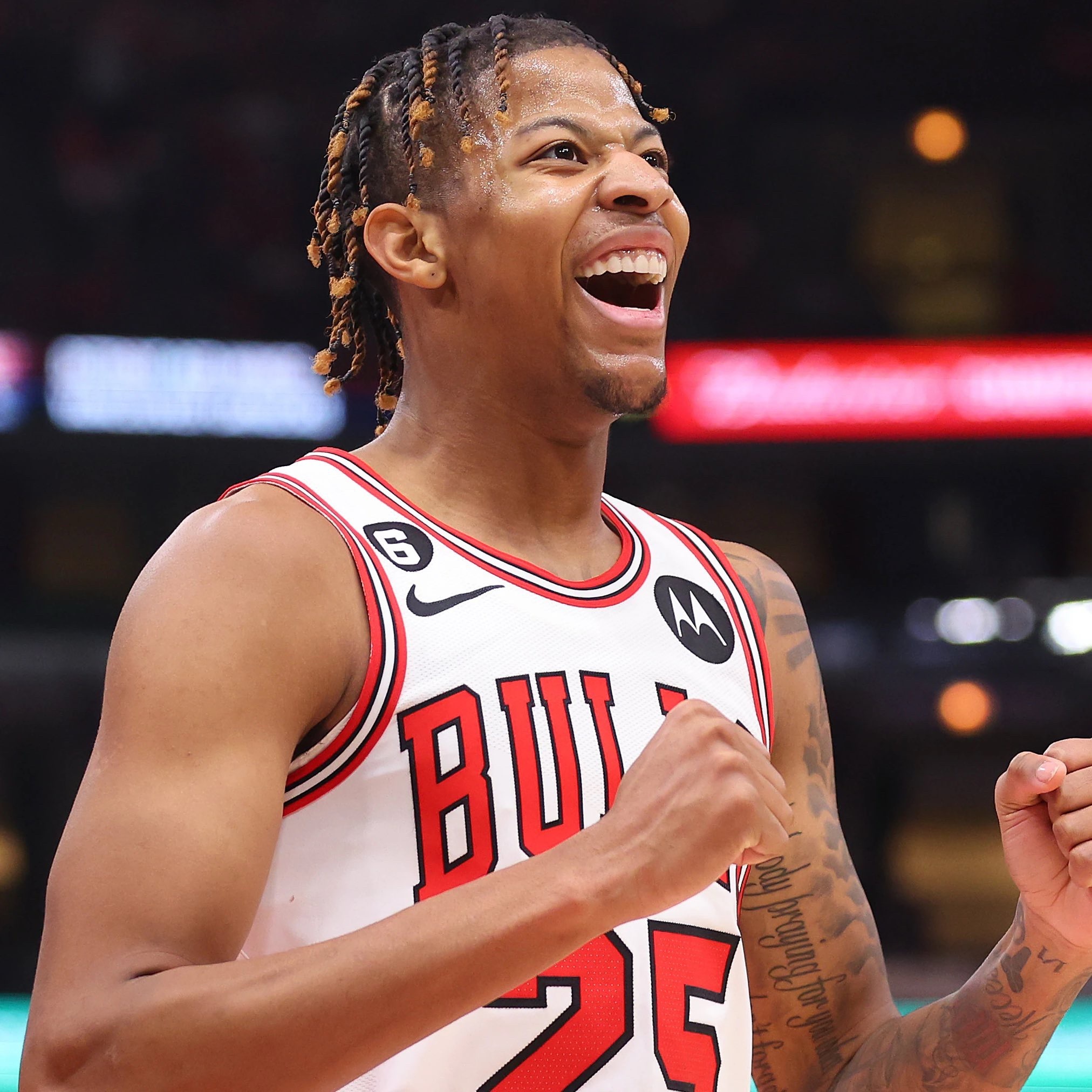 Shams：纽约尼克斯将亚布塞莱交易至芝加哥公牛，换来达伦-特里。 