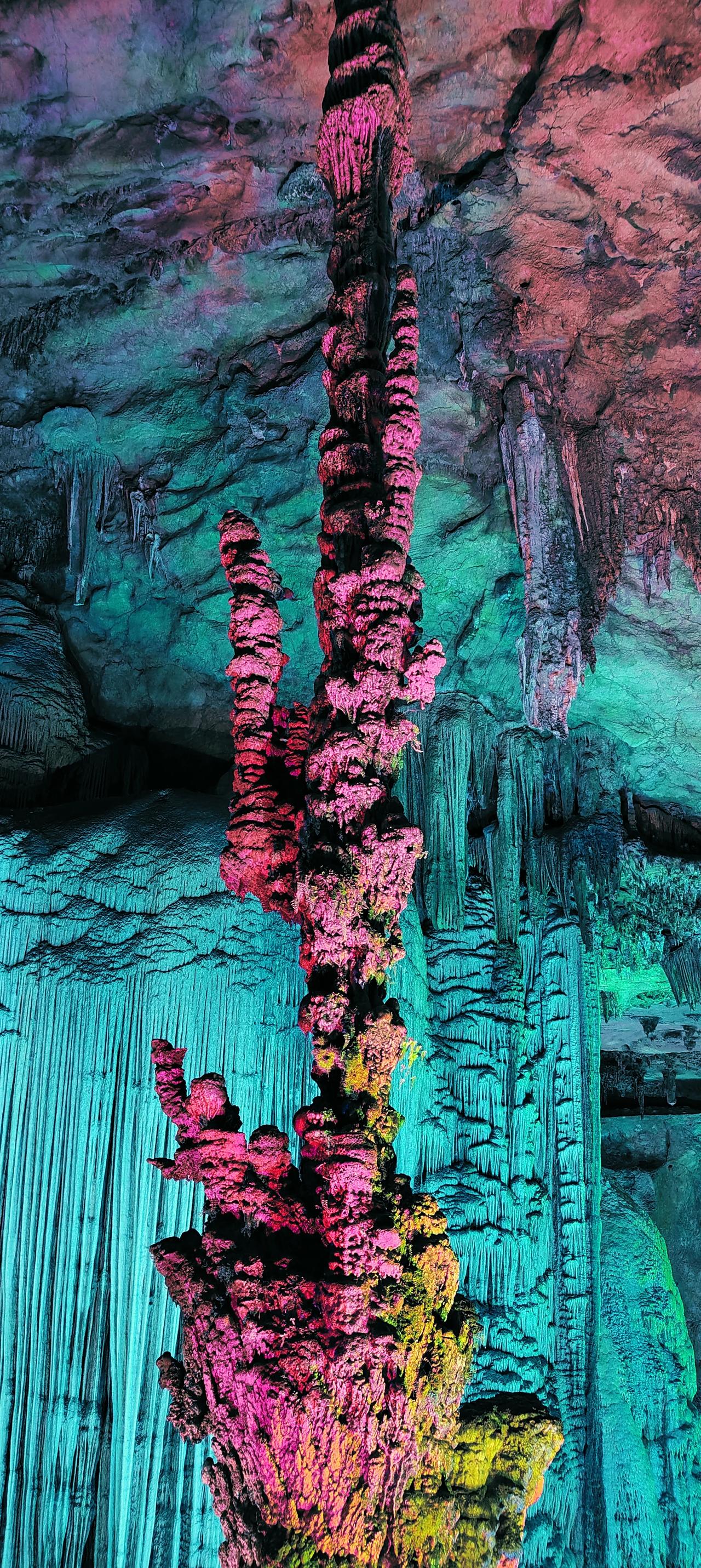 世界溶洞奇观：“游了银子岩，一世不缺钱”：
银子岩贯穿十二座山峰，以其雄、奇、幽