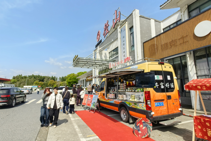 径山茶、良渚米…高速服务区里的“余杭味道”让游客流连忘返