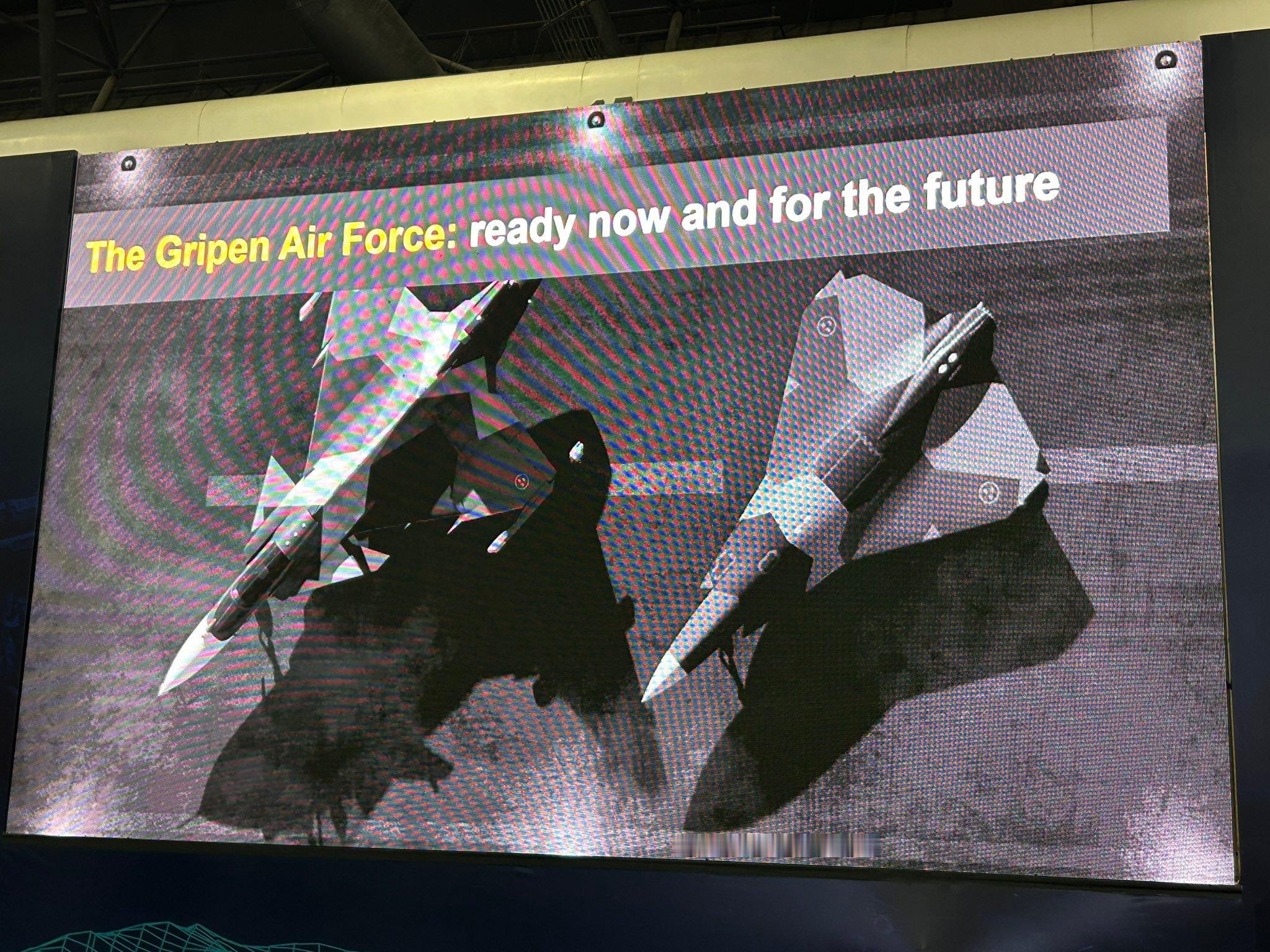 瑞典🇸🇪Saab公司的“狮鹰”Gripen战斗机（左👈）和其下一代（无人）