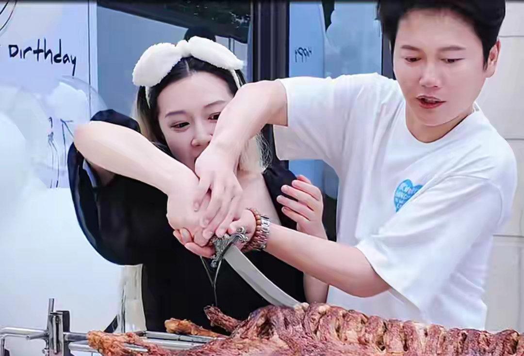 孟鹤堂：老婆，生日快乐，这是我特意给你安排的烤全羊，喜欢吗？

孟嫂：你呀，总是