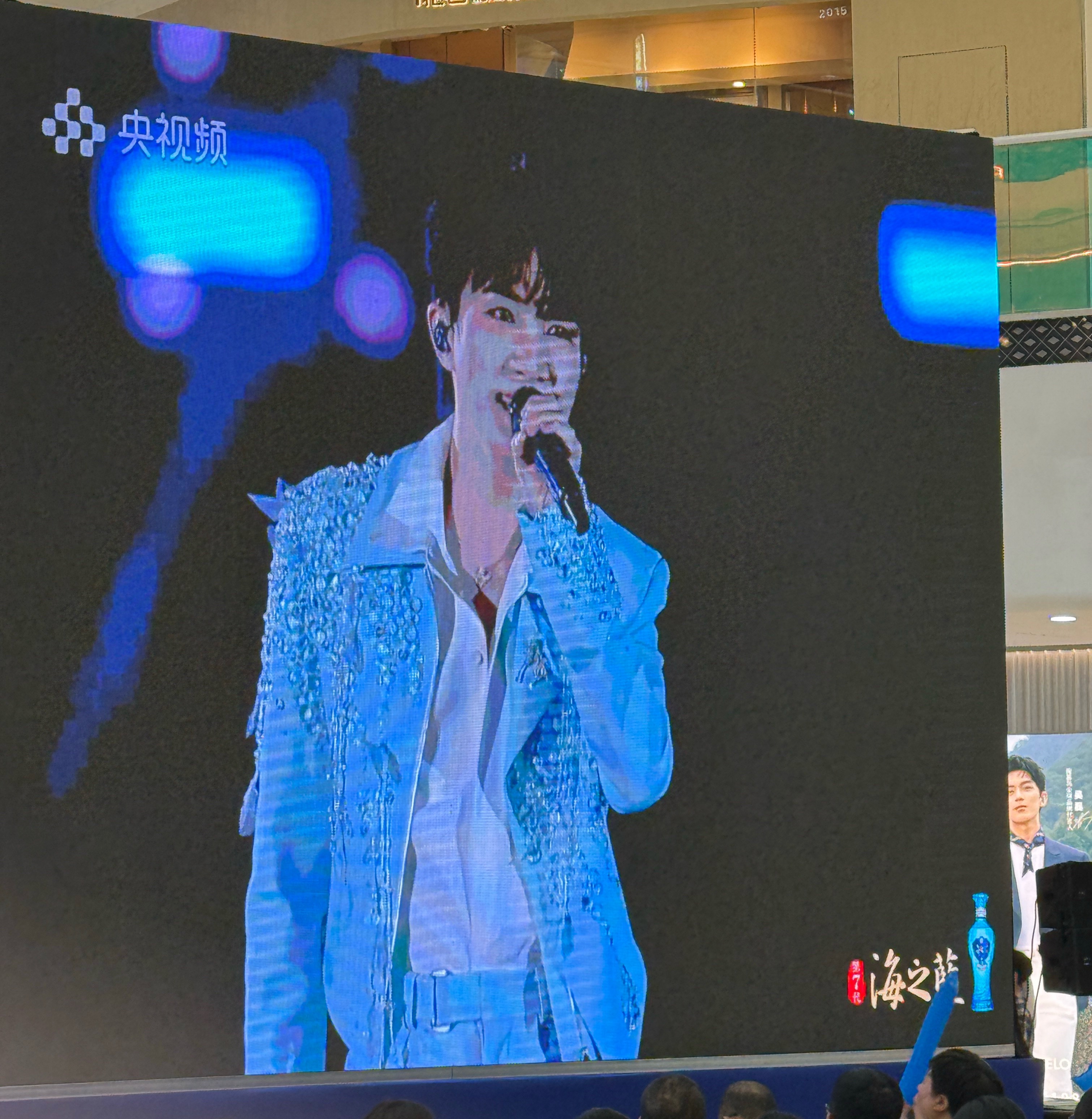 周深苏超开场 看不了现场，只能在万达看现场直播，又一年苏超，又一年文旅的狂欢，今