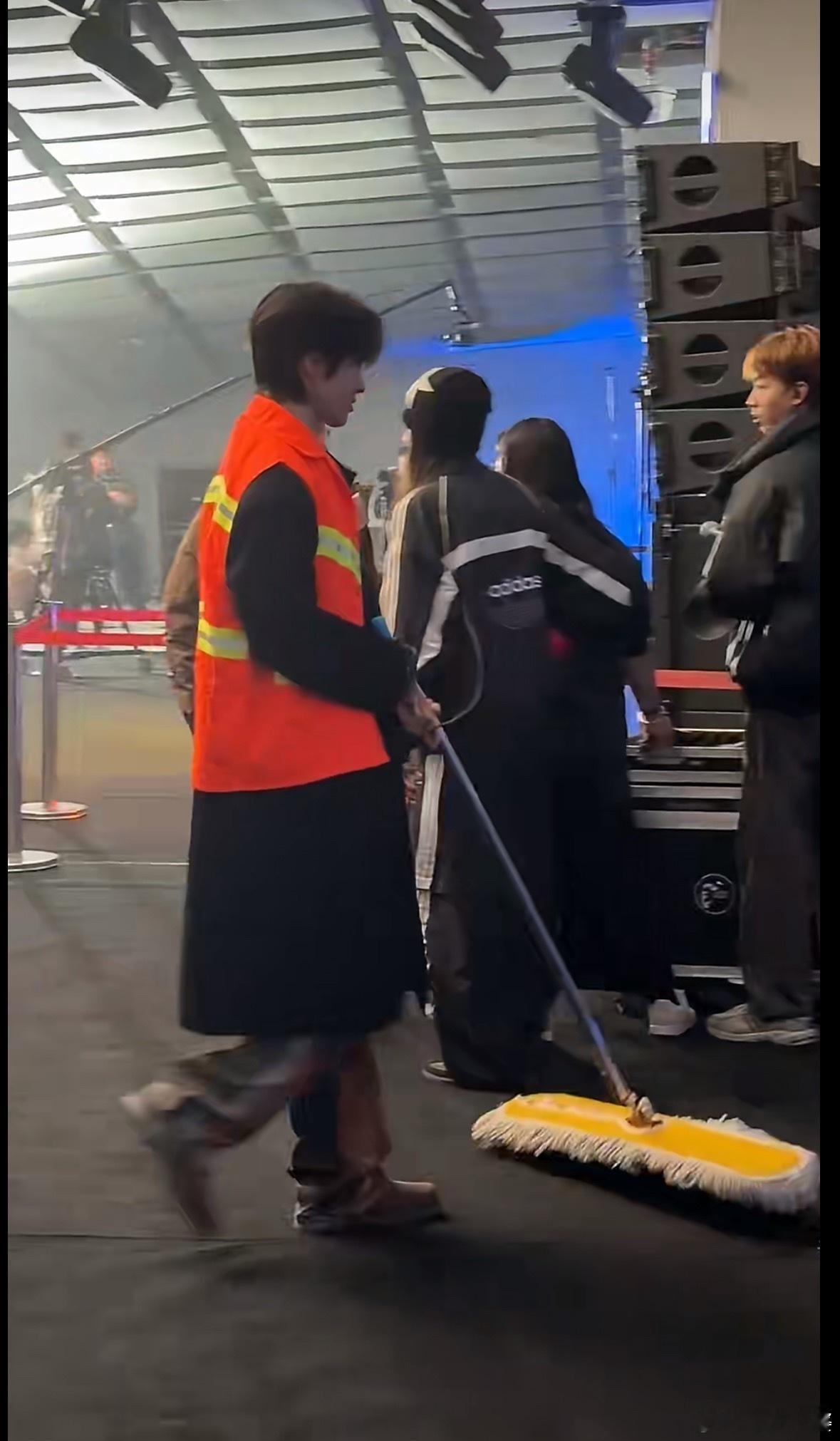 青你成团选手在livehouse当保洁今天热搜看到青你选手在livehouse当