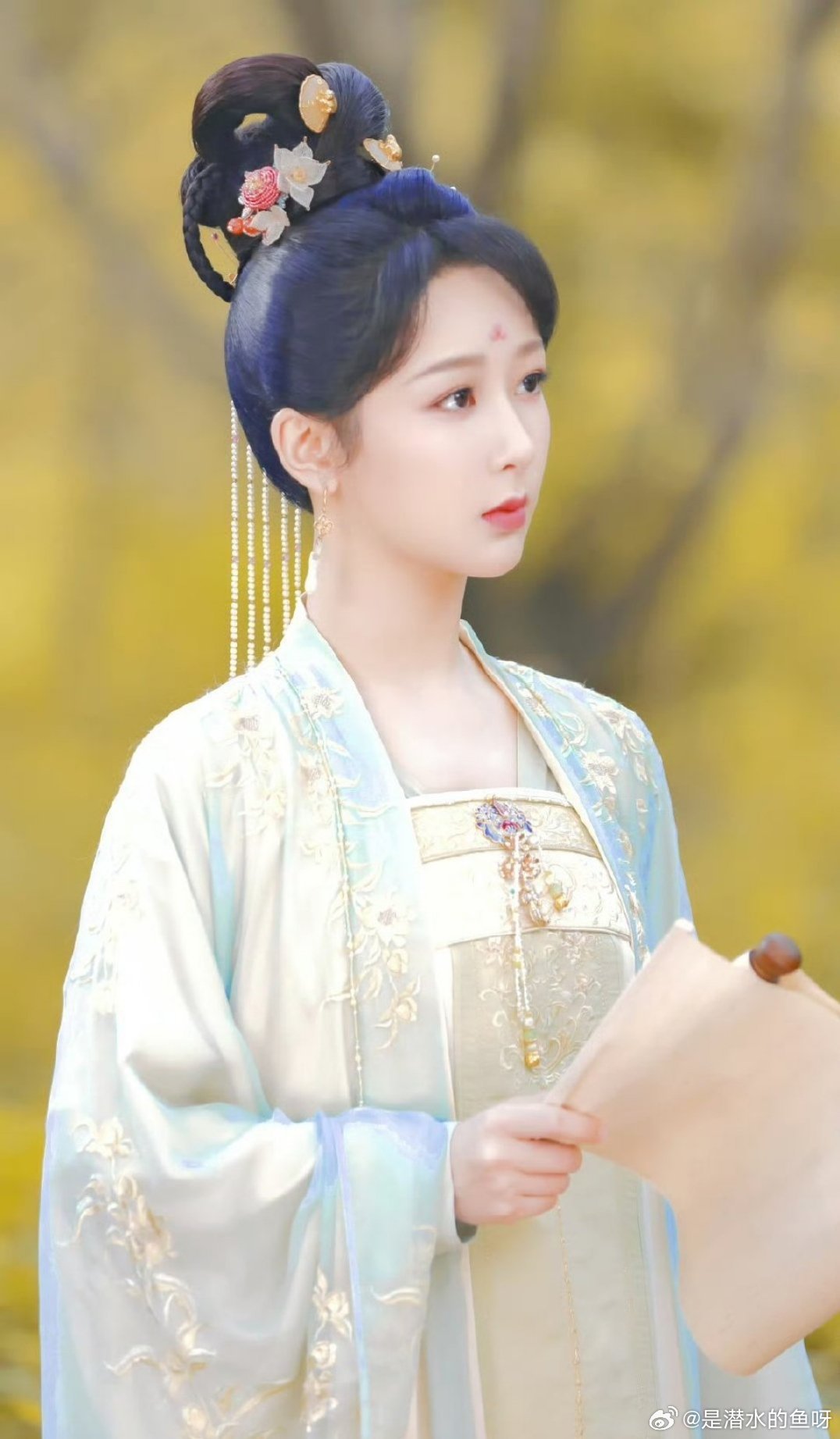 家业yz 杨紫李祯yz杨紫家业“像光驱散黑暗，神明降临人间，你出现在我的世界，成