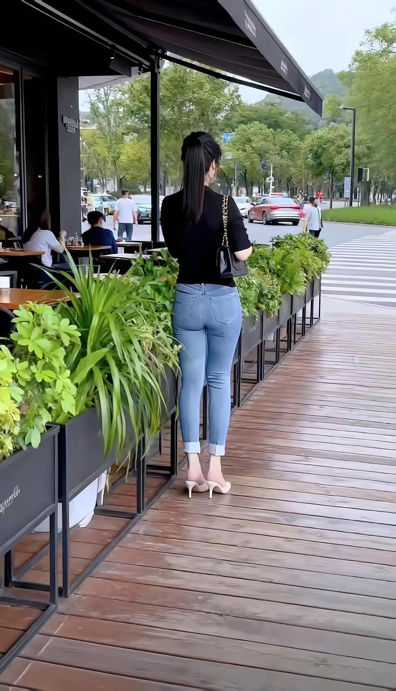 绿意盈盈间，佳人倚栏观。