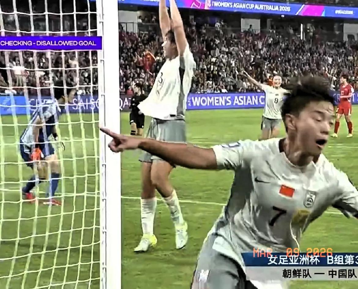女足亚洲杯小组赛
中国队对朝鲜队。
上半场常规时间双方踢成1-1平。
伤情补时阶