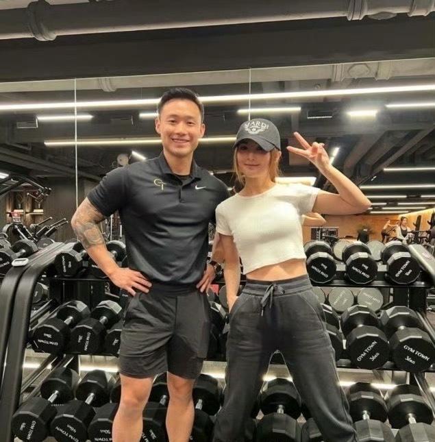曝阿SA与男友同居曝阿SA与男友朝结婚目标迈进 港媒消息，蔡卓妍大方承认与健身教