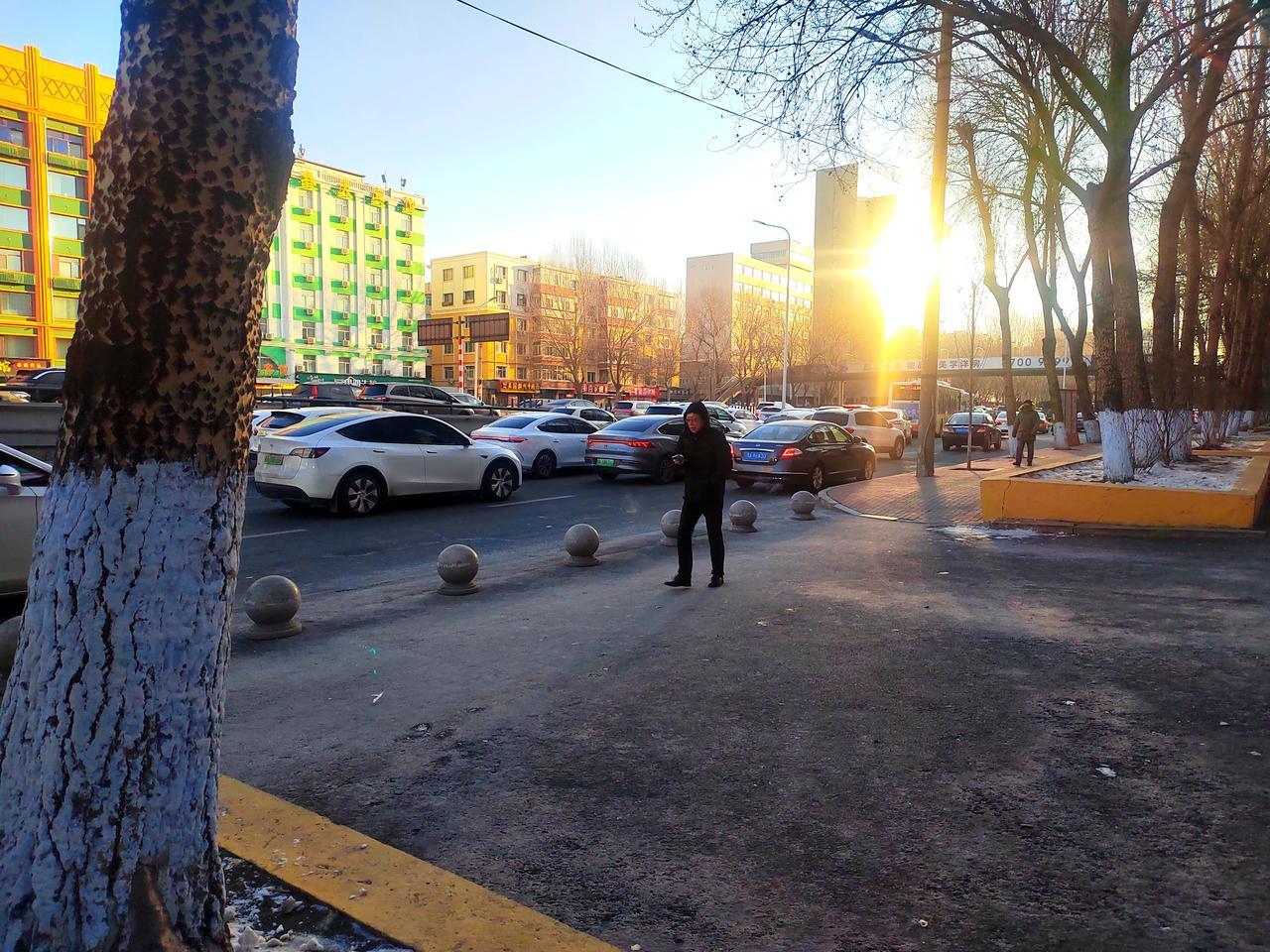 这和兴路的早高峰真是惊呆了，开车没有走路快！这么开车不费油吗？能乘坐公共交通尽量