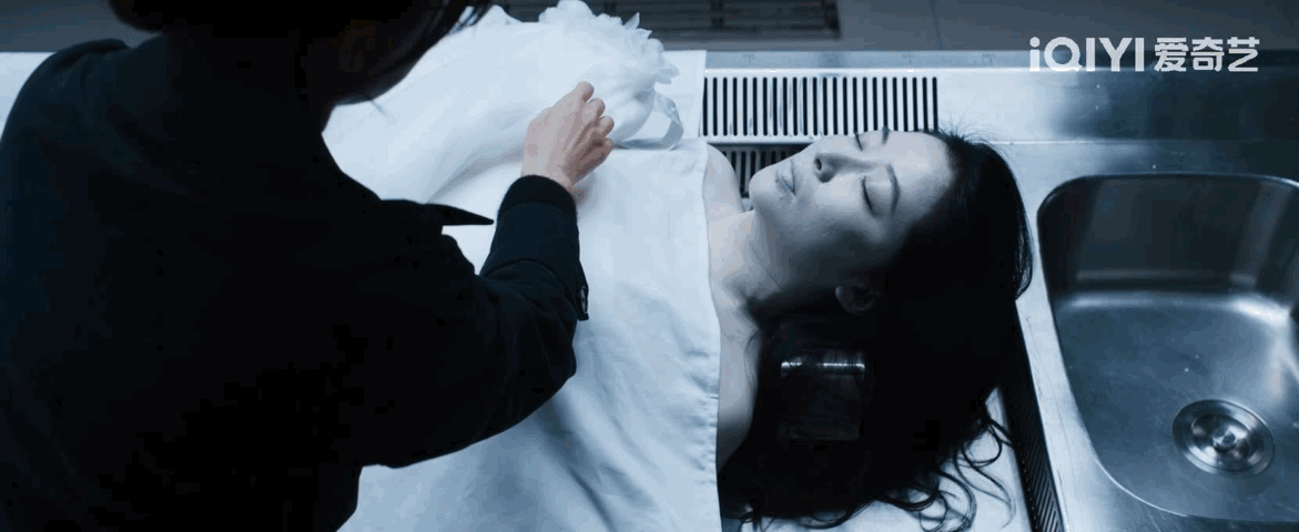 孙俪新剧亲手给闺蜜穿寿衣 这剧情也太带感了！孙俪新剧一上来就放大招，亲手给闺蜜穿