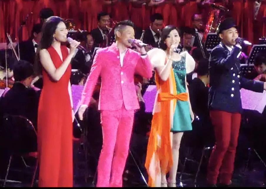 太奇怪了
全运会办了十五届，主题歌也写了十五首。可只有这首《相亲相爱》活下来了。