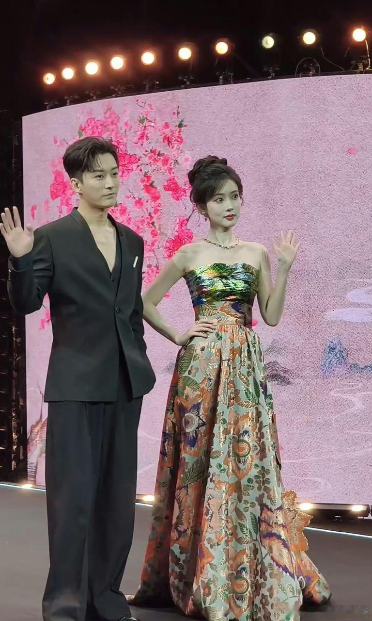 不知何打光还是什么原因，老刘看起来脸色不太好看。 刘学义孟子义看起来差辈了 ​​