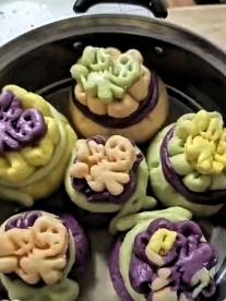 “他奶奶个腿地，这年头，没有点儿技术，都不配当奶奶啦！”
邻家嫂子气哼哼地说。