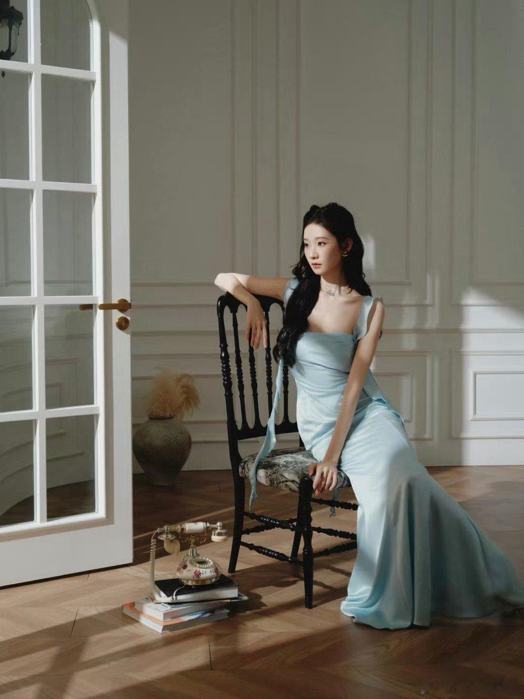 不知道 张艺凡的身材很曼妙 花园里的张艺凡宛如仙子！蓝色裙装勾勒曼妙曲线，波浪裙