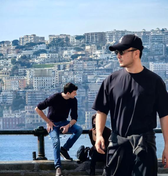 她转身去伦敦做了珠宝女王，他留在央视的聚光灯下。
这不是谁对谁错的故事，是两列火