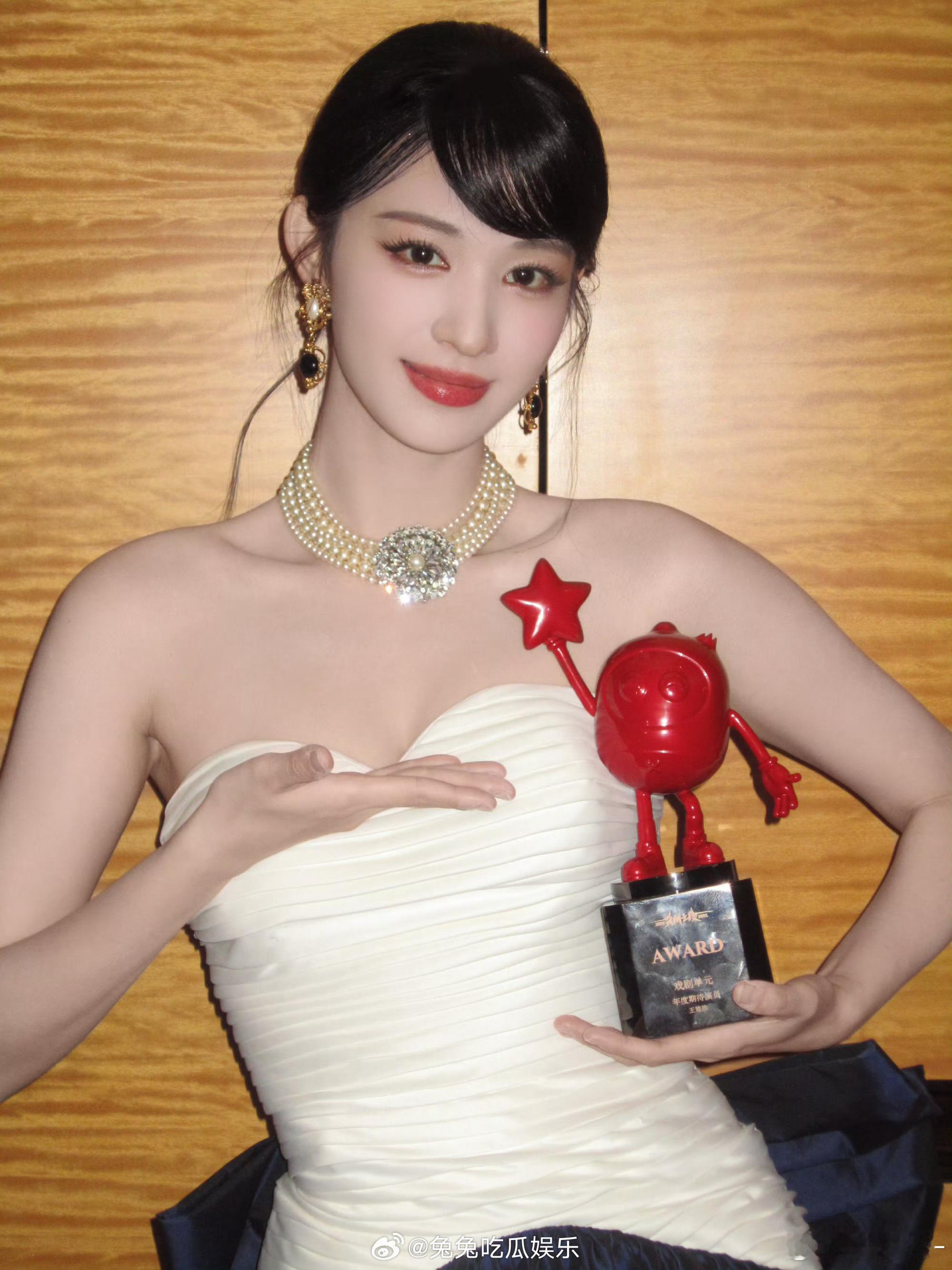 王楚然从南湘变成唐宛如了王楚然尖叫之夜内场饭拍，真肤如凝脂啊 