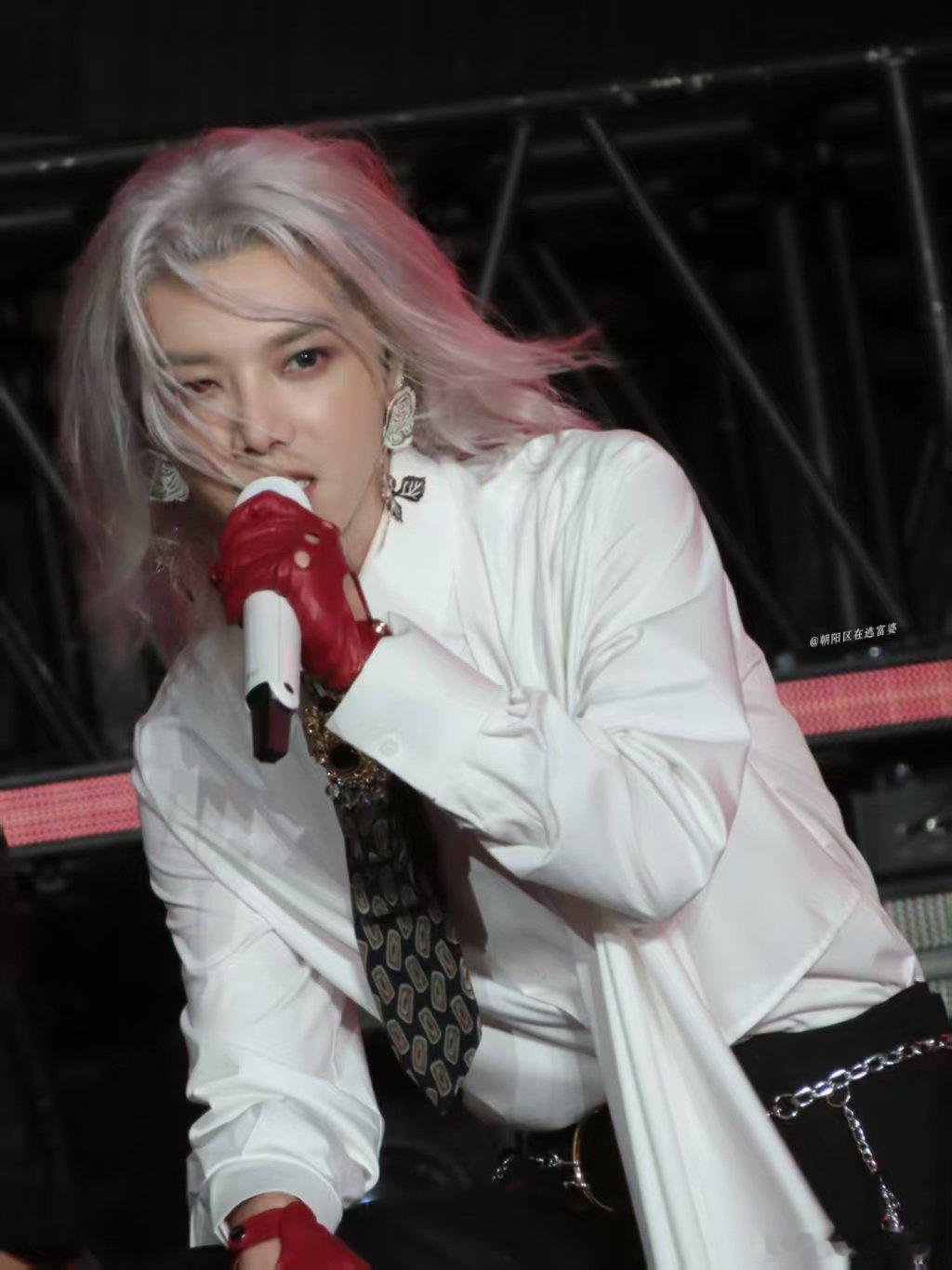 年度报告华晨宇含量极高 哇，年度报告华晨宇含量极高！年度歌手配上专辑大满贯，花花