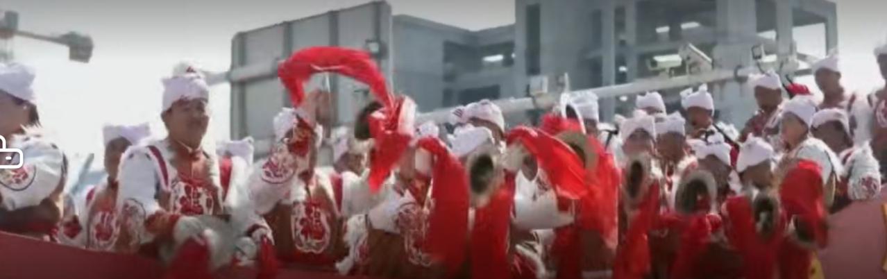 三八妇女节期间，各地用丰富活动展现巾帼风采。延川街头秧歌热闹非凡，红粉服饰搭配彩