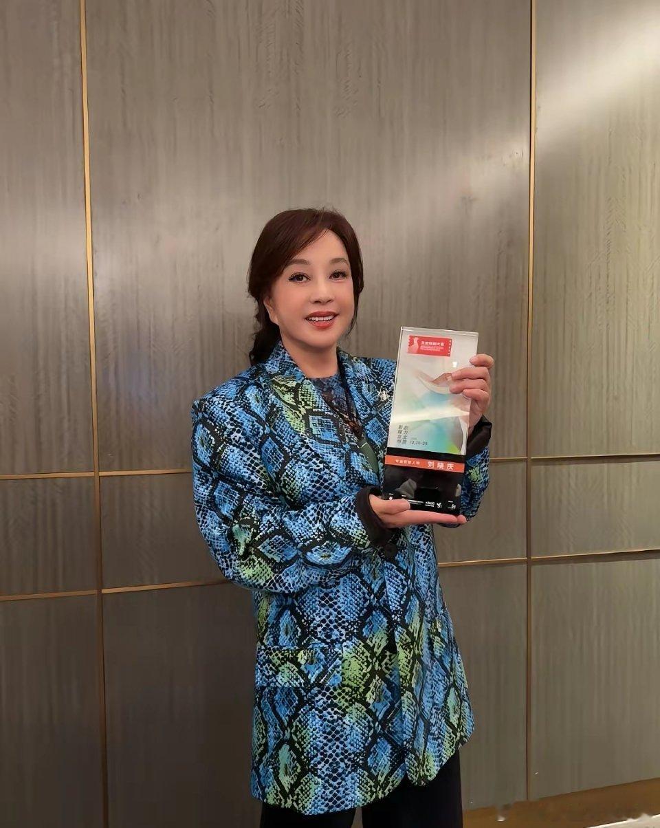 刘晓庆宣布自己又获奖！12月28日下午，刘晓庆在社交媒体发文，宣布了一个好消息，