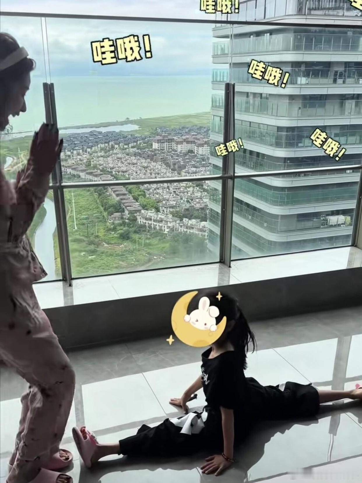 颖儿粉色丝绸睡衣，素颜短发，她正带着8岁的小月亮在阳台玩石头剪刀布。 