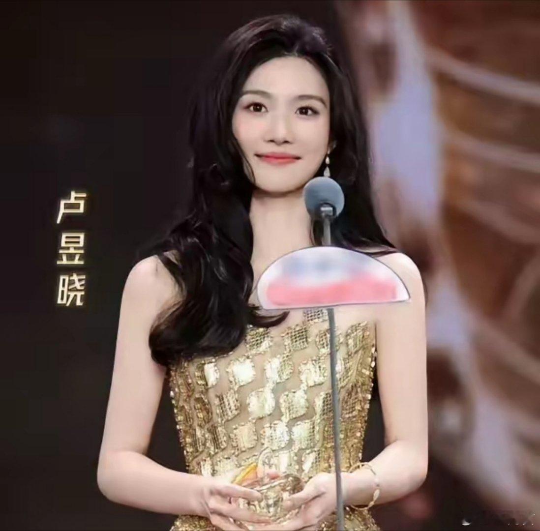 曝陈星旭拍轧戏等卢昱晓七个小时卢昱晓近期凭借《何不同舟渡》片场争议口碑翻车，风波