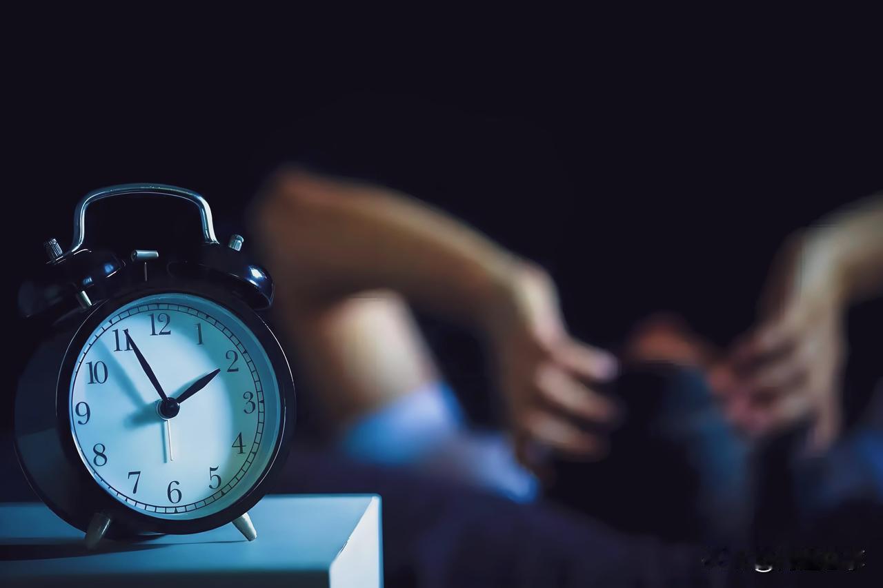 22点睡觉竟成“保命点”？研究揭穿：熬夜的坑，不是睡够就能填！
 
“我凌晨2点