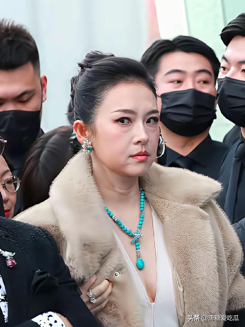 章子怡当初没有听她大哥的话
汪峰在章子怡生日会当众求婚，当时章子怡大哥就翻脸了，