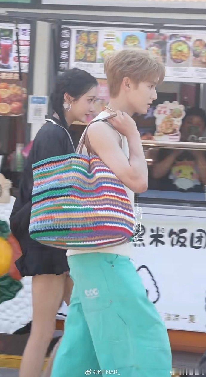 李昀锐帮关晓彤拎包李昀锐拿的是关晓彤的包 谁看了团综路透直呼好甜，李昀锐帮关晓彤