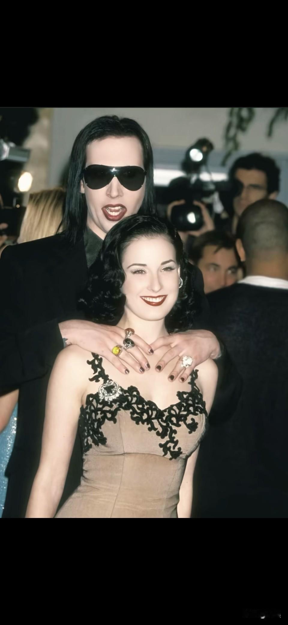 【慎入！】现实版亚当斯夫妇。不过…
差远了，曼森完全不尊重也不爱自己的老婆，人家