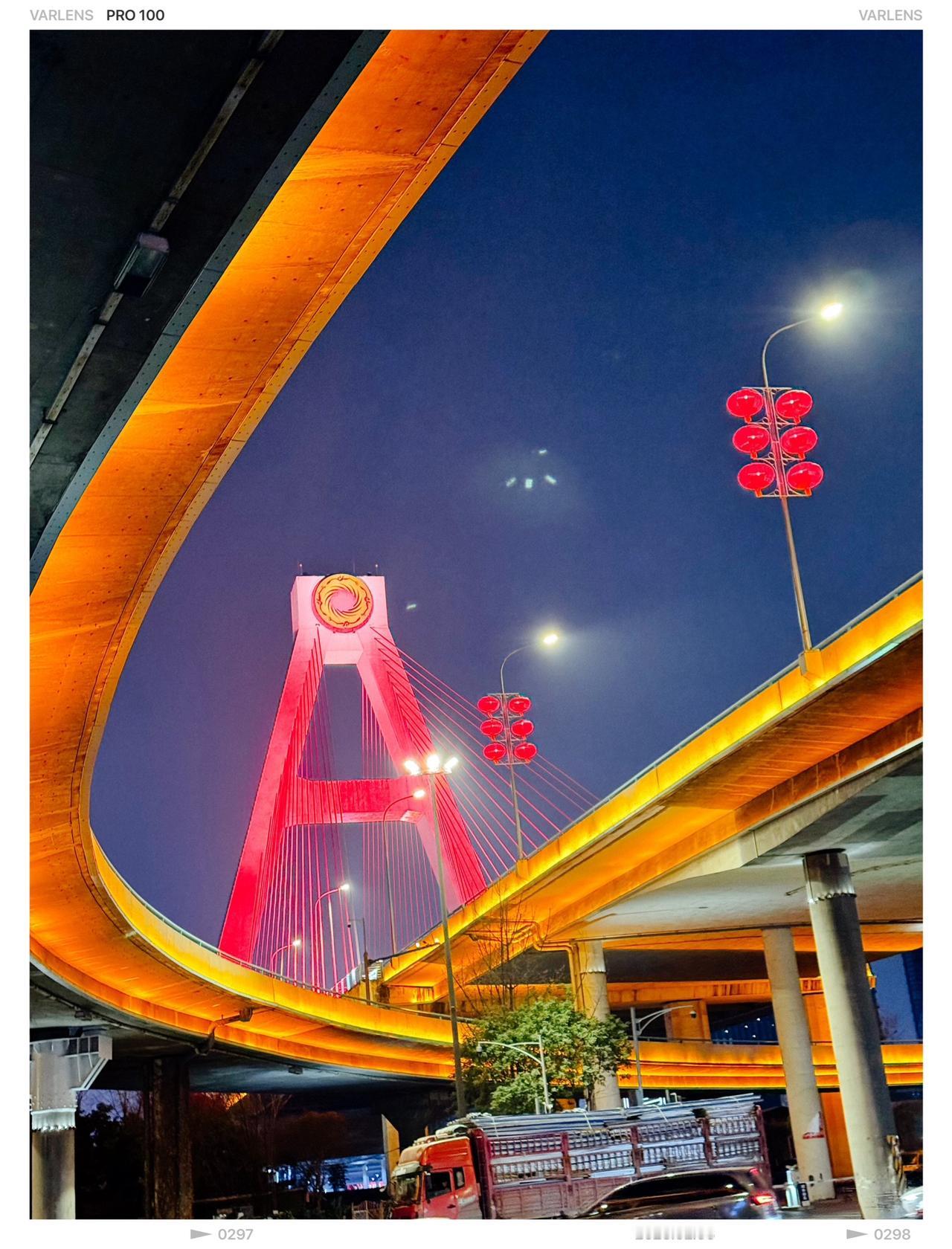 第一张照片：从我的视角看

这张是我从桥下的匝道旁拍的，当时就是想利用这个弧形的
