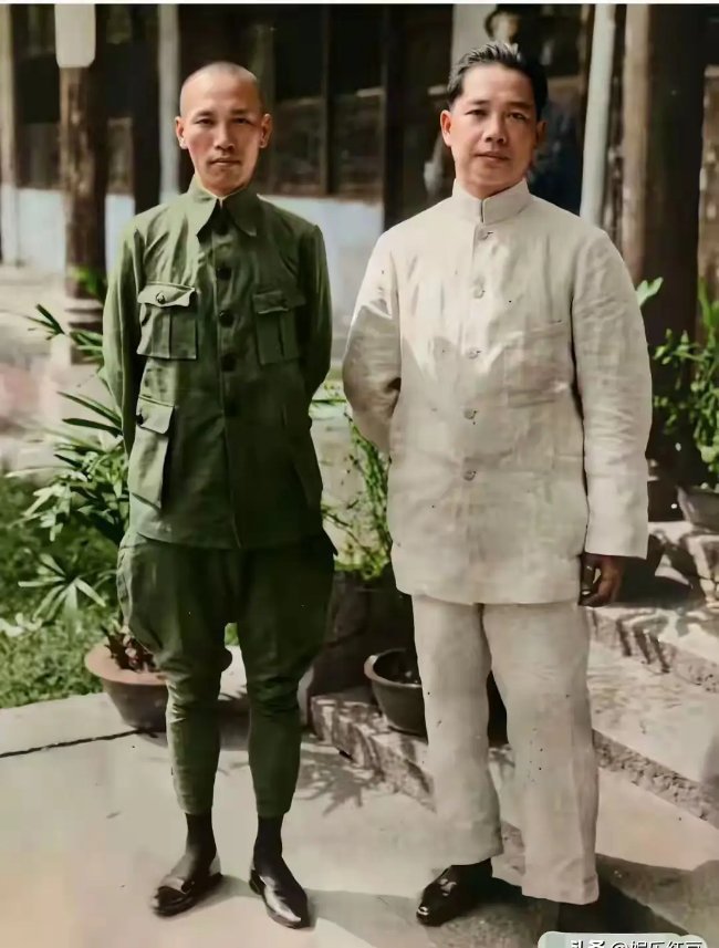1927年，蒋介石与汪精卫在广州的合影，注意看站姿二人已貌合神离 