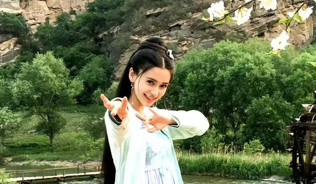 杨颖新剧口碑热度发生大跳水，剧情降智又过时，女主男装成败笔杨颖主演的新剧《相思令
