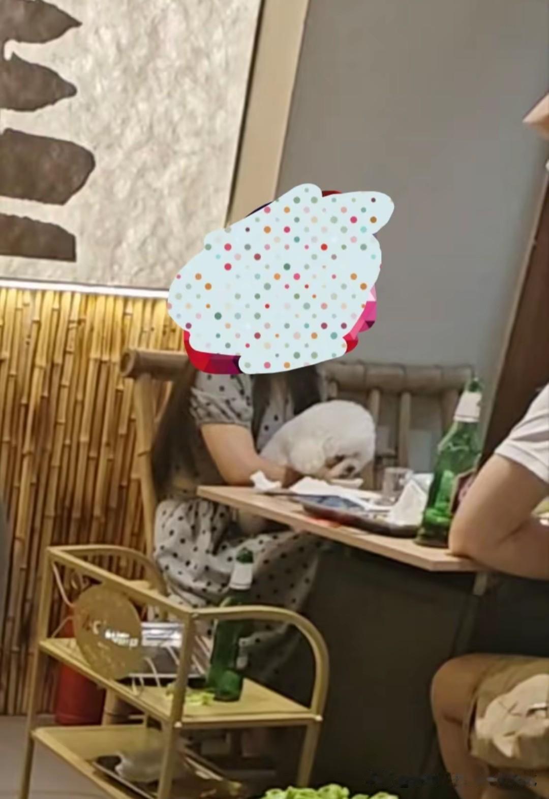 又是狗上桌，这次轮到浙江的游旺喜烤肉铺烧烤店了。有食客爆料这家店有狗主人抱着小型