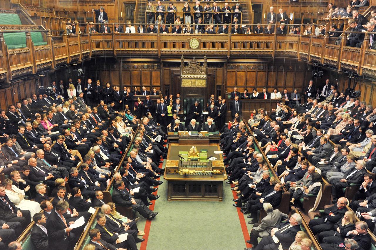 活在殖民时代的英国，这次抢错人了
英国人干了一件事，让我怀疑他们的日历停在了18