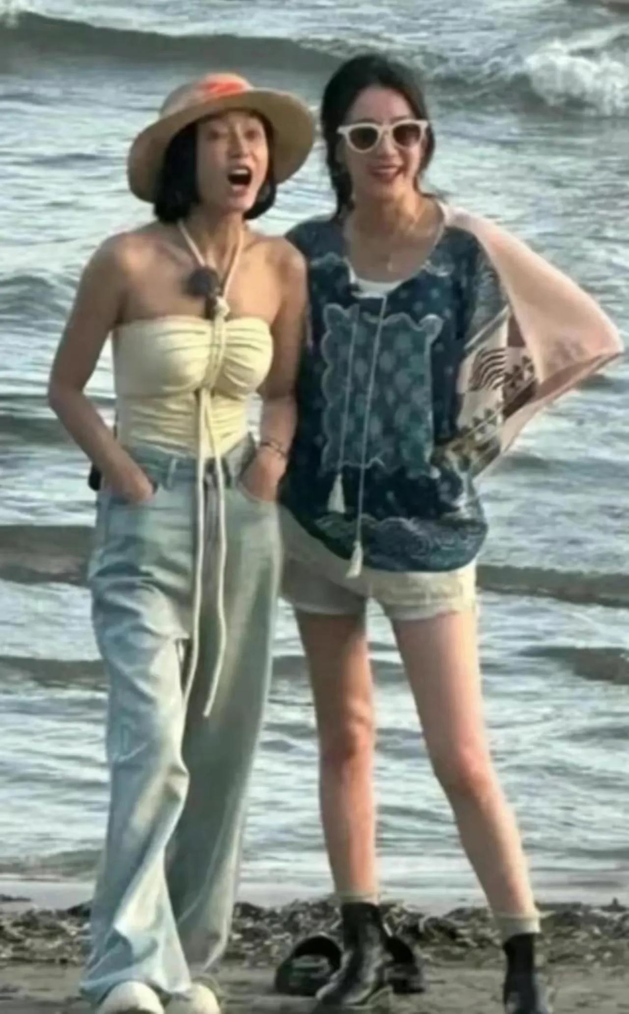 秦岚真是太美了，穿小吊带身材艳压热巴，秦海璐腰间一坨肉好真实！
秦岚人到中年，依