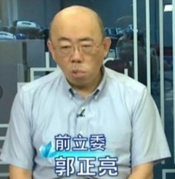在台湾的众多政论节目名嘴中，郭正亮可以说是名嘴中的“劳模”，他不仅奔走于多个政论