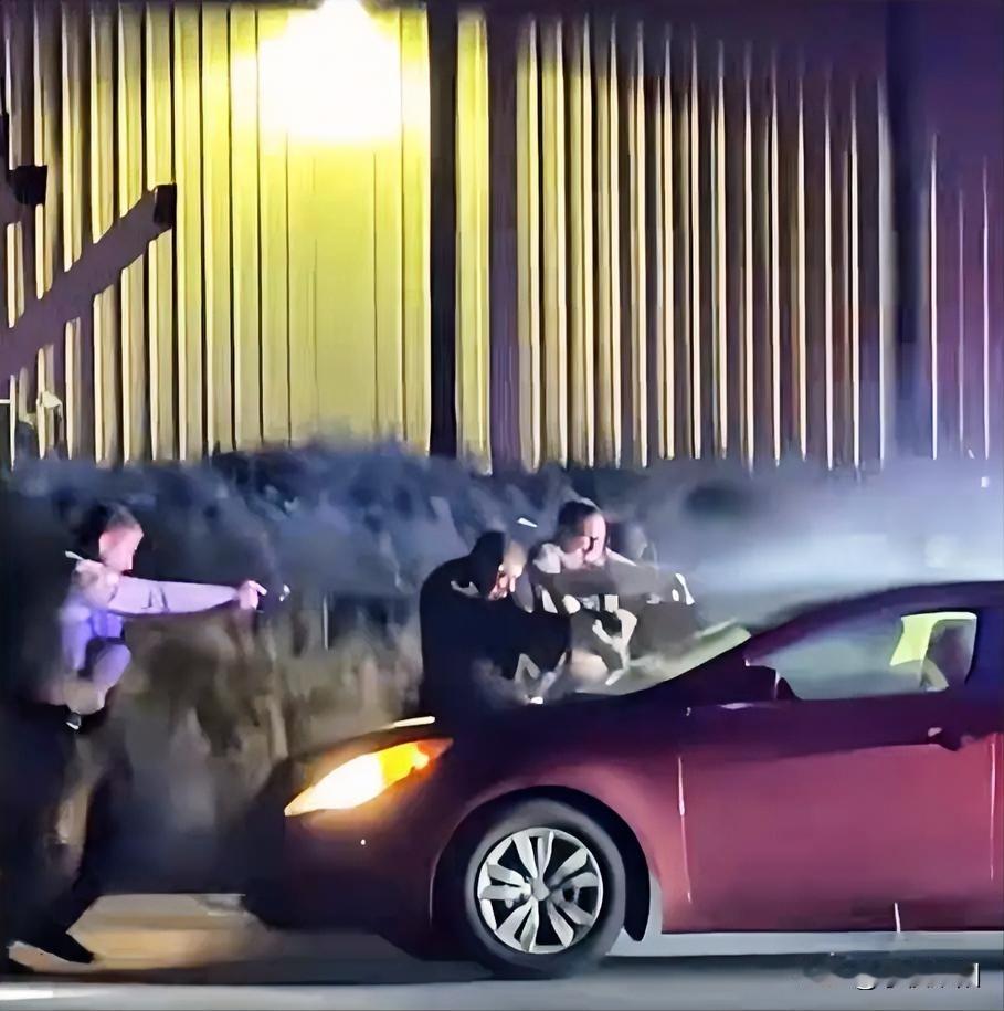 下图不是电影的拍摄现场，而是发生在美国夜间公路上，几名警察朝着一辆私家车进行疯狂