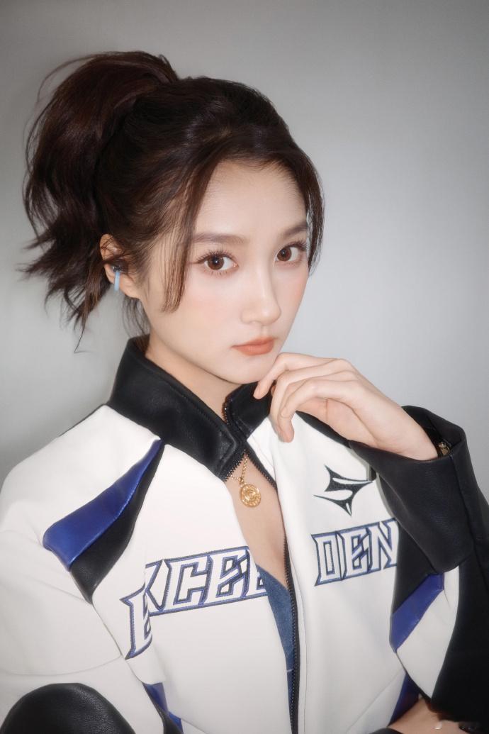 春楠晒了给关晓彤拍的胶片照，越怼脸越美，晓彤这个高马尾机车服造型真的酷飒味十足！