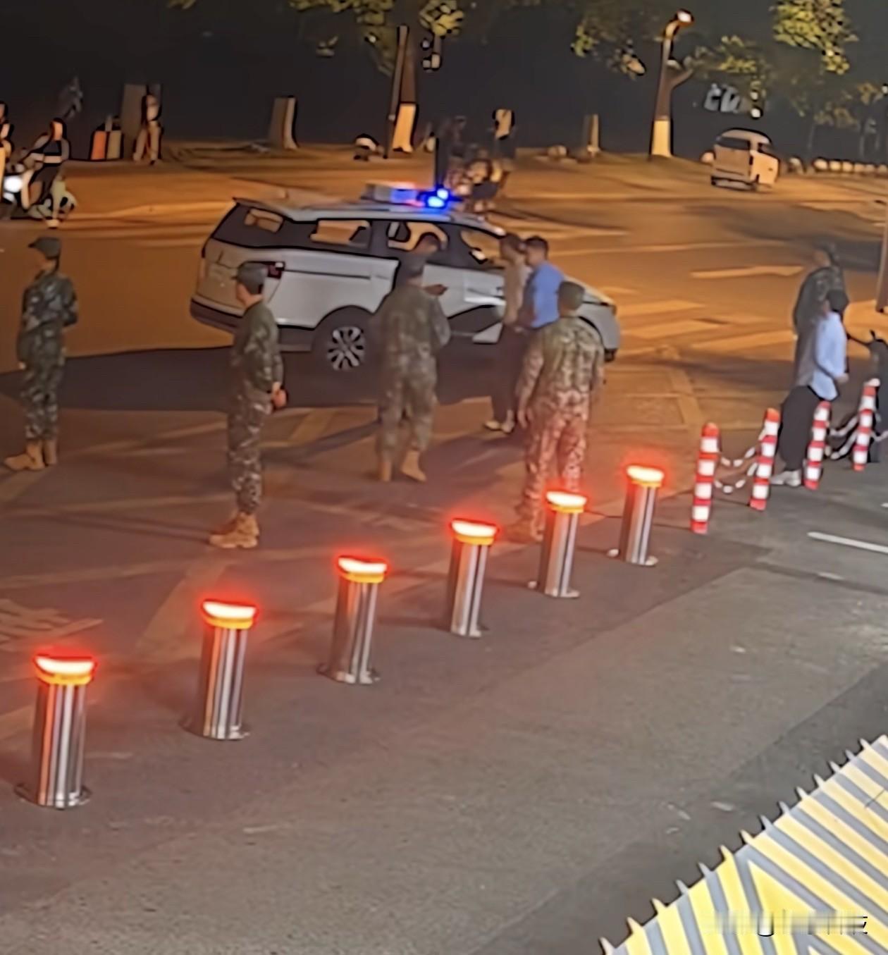 彻底闹大！四川武警门口这事算是彻底闹大了，全网都知道这个大哥“捡回来”了一条命。
