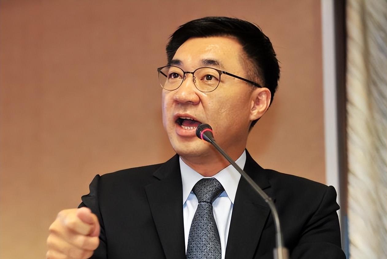 江启臣快急疯了！
位置与自己失之交臂！
只能下阴招！！

江启臣的民调。
只比杨