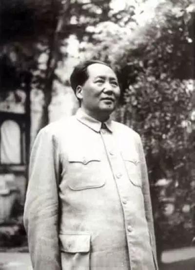 曾几何时，推倒毛主席雕像，停止出版毛选，篡改红歌歌词，在样板戏中把毛主席三个字改