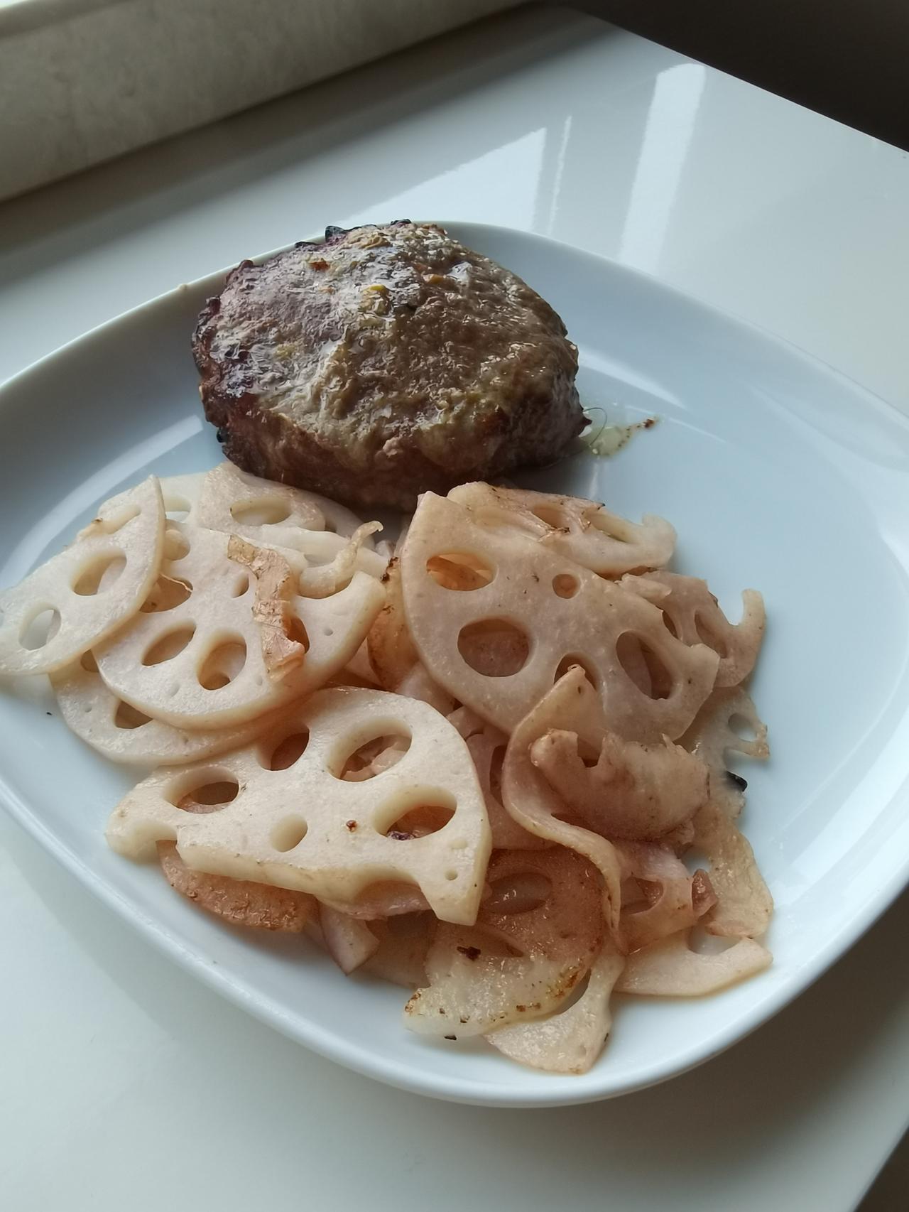【星期一 早餐打卡】
自制牛肉饼、清炒莲藕、韭菜鸡蛋饼、牛奶咖啡

【今日小感悟