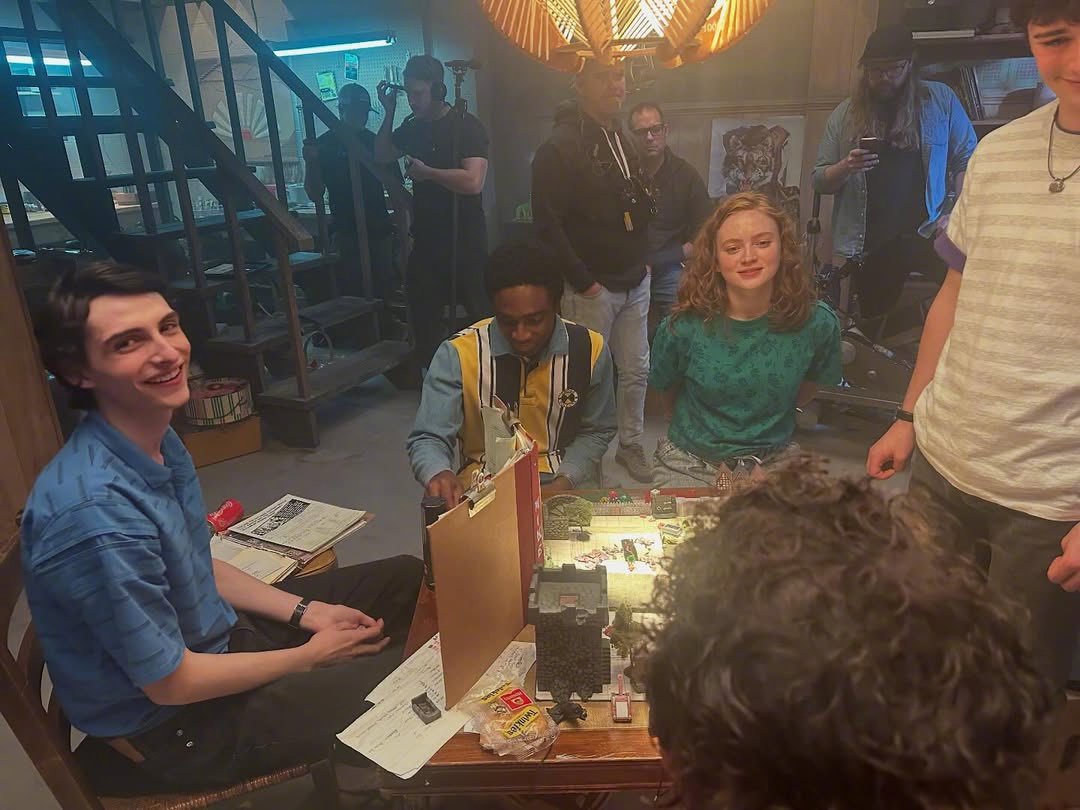 怪奇物语第五季 剧组陆续发布的幕后照汇总，大结局戏份拍摄后大家拥抱在一起，以及毕