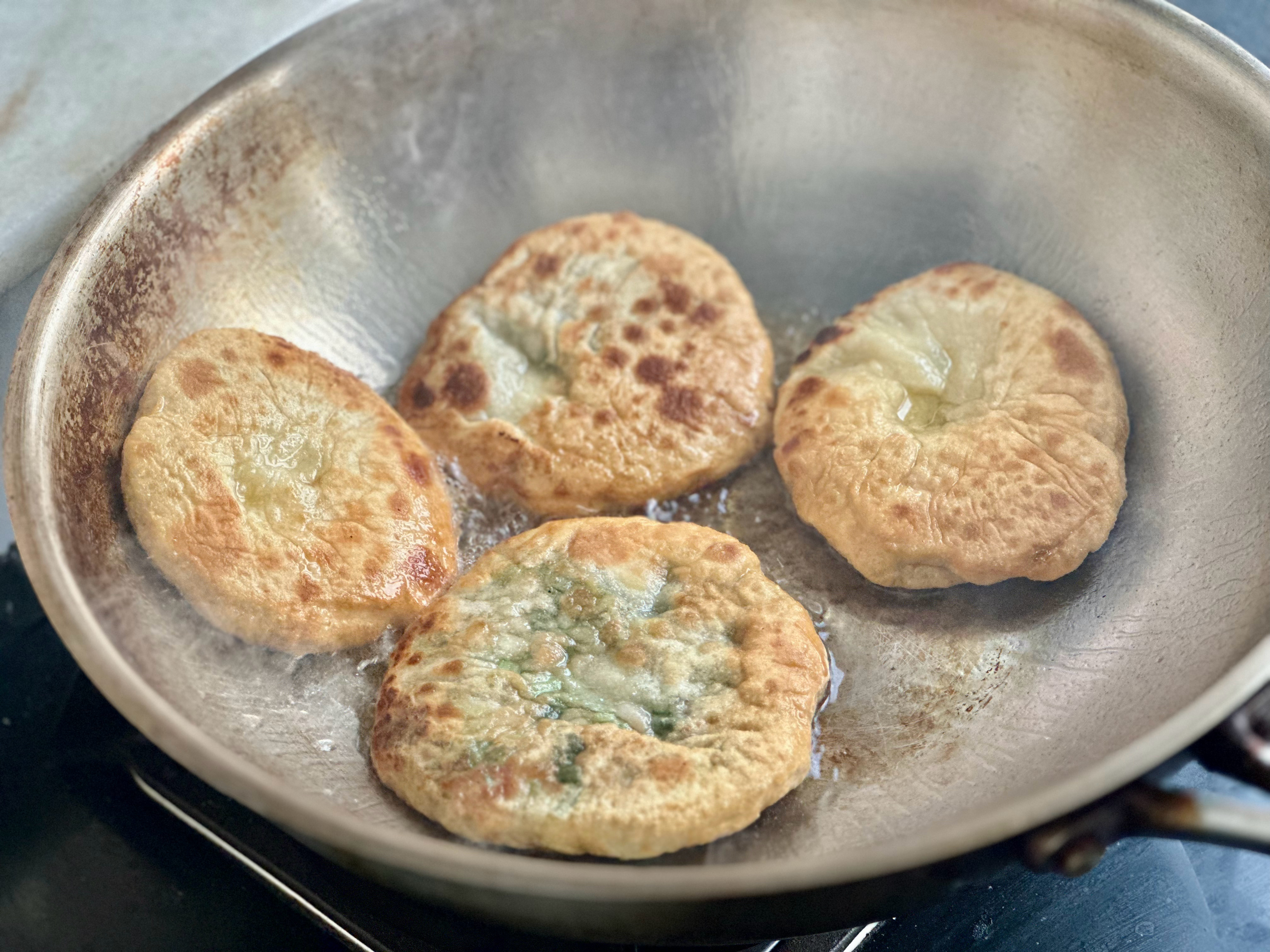 大雪节气在家烙一顿馅饼大雪至，岁暮寒，冬无恙。愿所念之人平安喜乐，所想之事顺心如