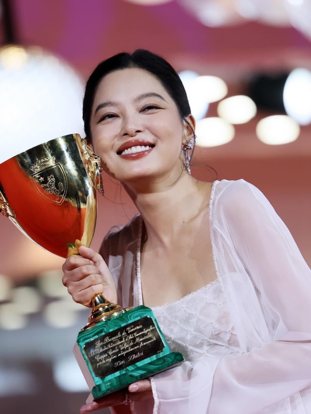 曝好几位艺人不甘被辛芷蕾压一头不想被辛芷蕾压不是正常的吗？辛芷蕾商务没有多少粉丝