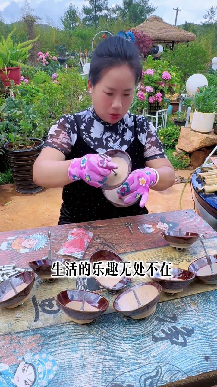 我用乡下不用的陶碗做出来网上卖几百块一米的雨链。陶碗钻个孔，拧上挂勾螺丝，空的时